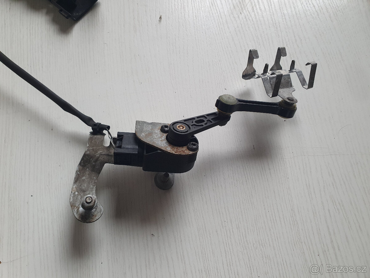 MERCEDES BENZ SNÍMAČ VÝŠKY VOZU SENZOR SVĚTLO A0009053704 - 5