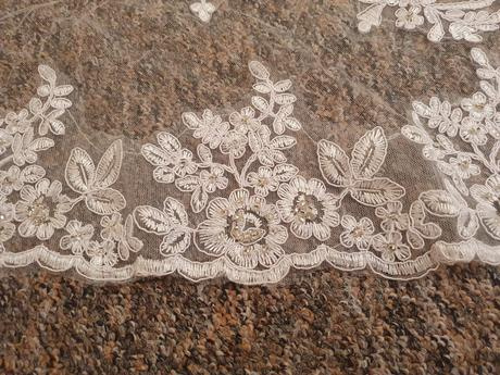 Svatební závoj s krajkou a korálky - 5