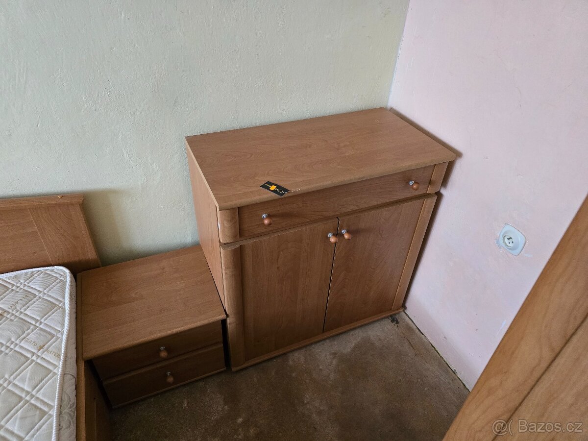Komplet ložnice - postel, noční stolky, skříně - 5