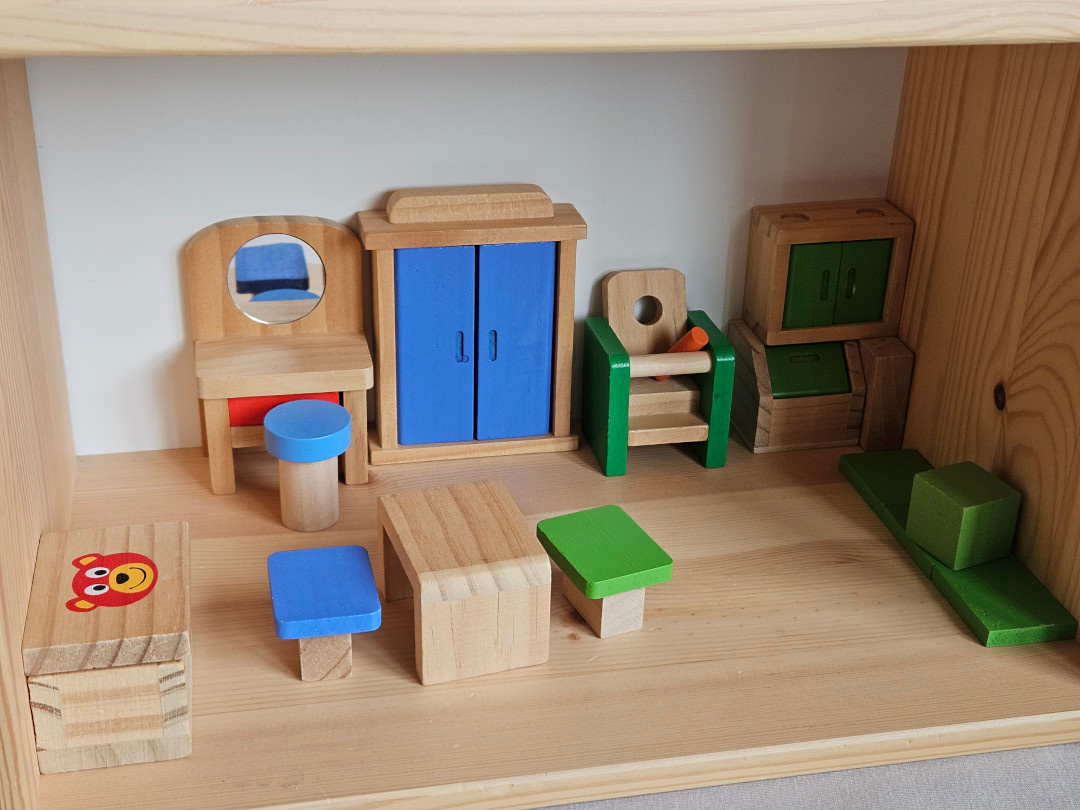 Domeček pro panenky IKEA FLISAT + dřevěné vybavení odjinud - 5