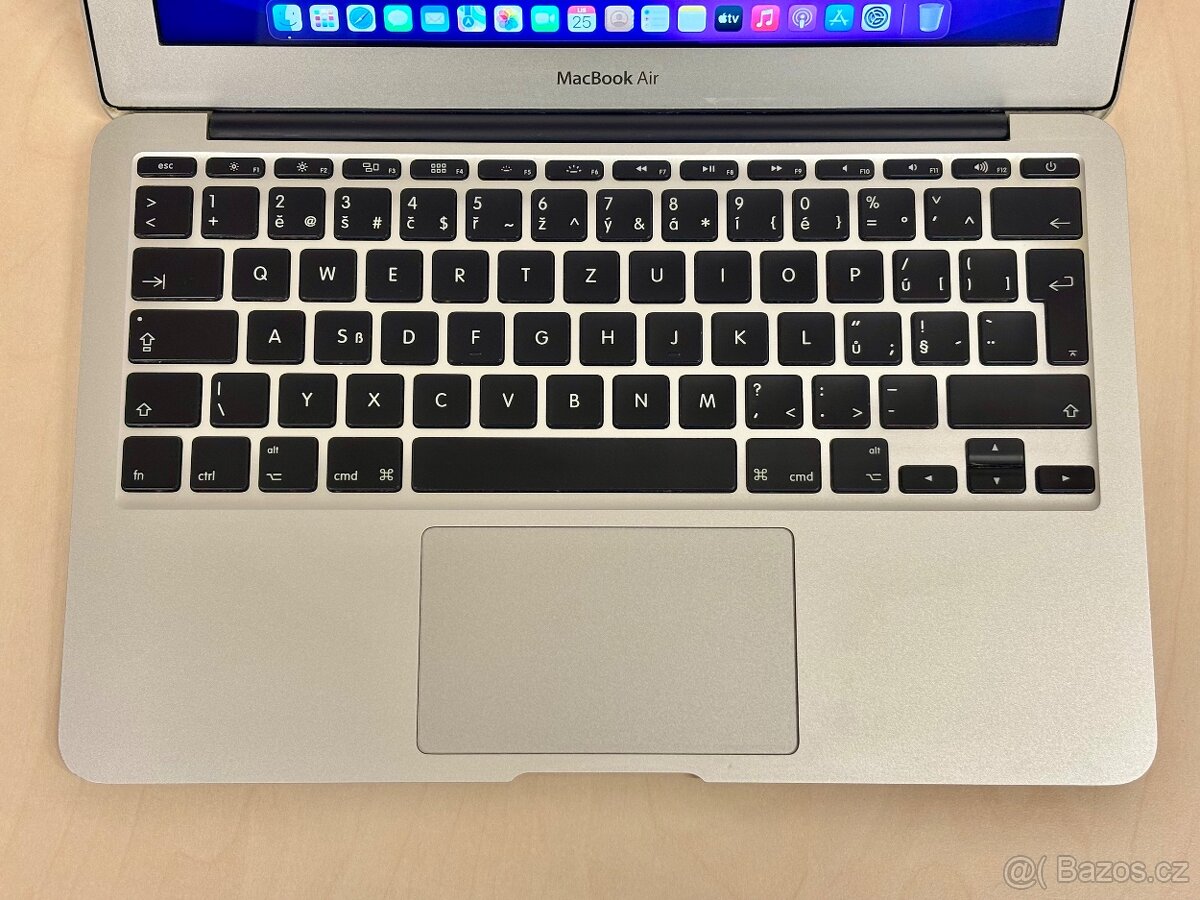 Apple MacBook Air 11” - Early 2015 - 5