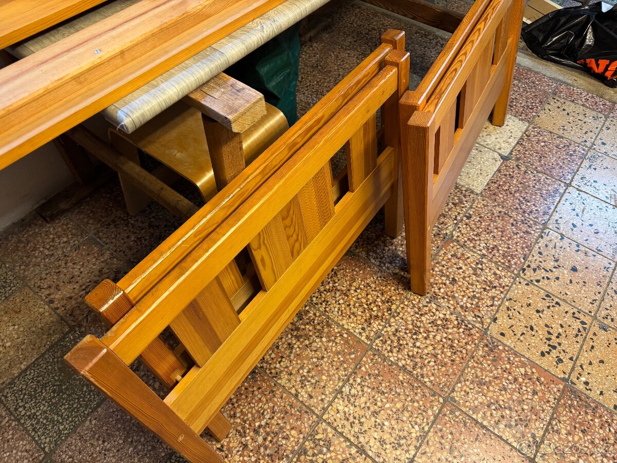 Dvě postele s rošty a matracemi - 5