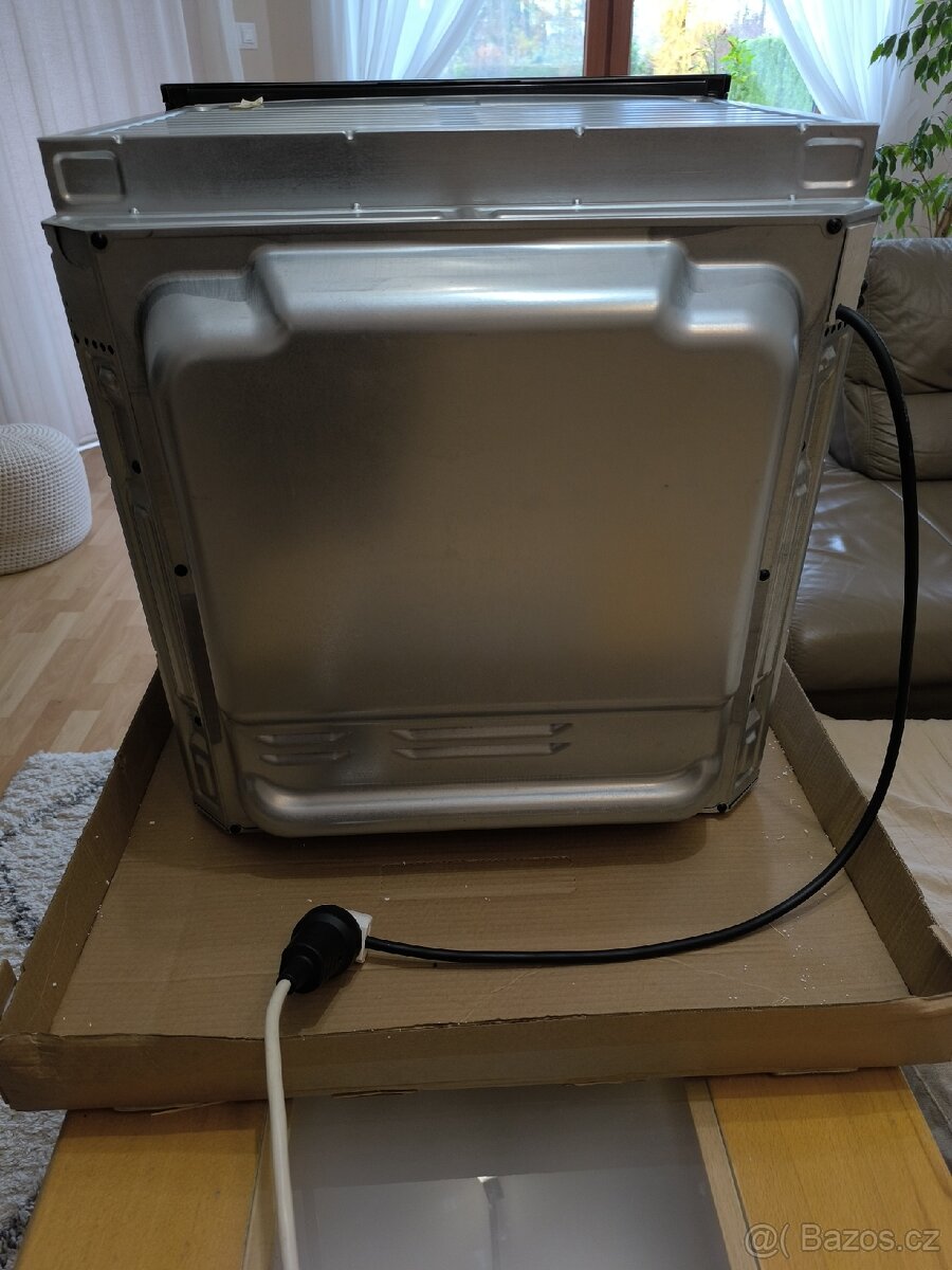 Vestavná horkovzdušná trouba Whirlpool - 5