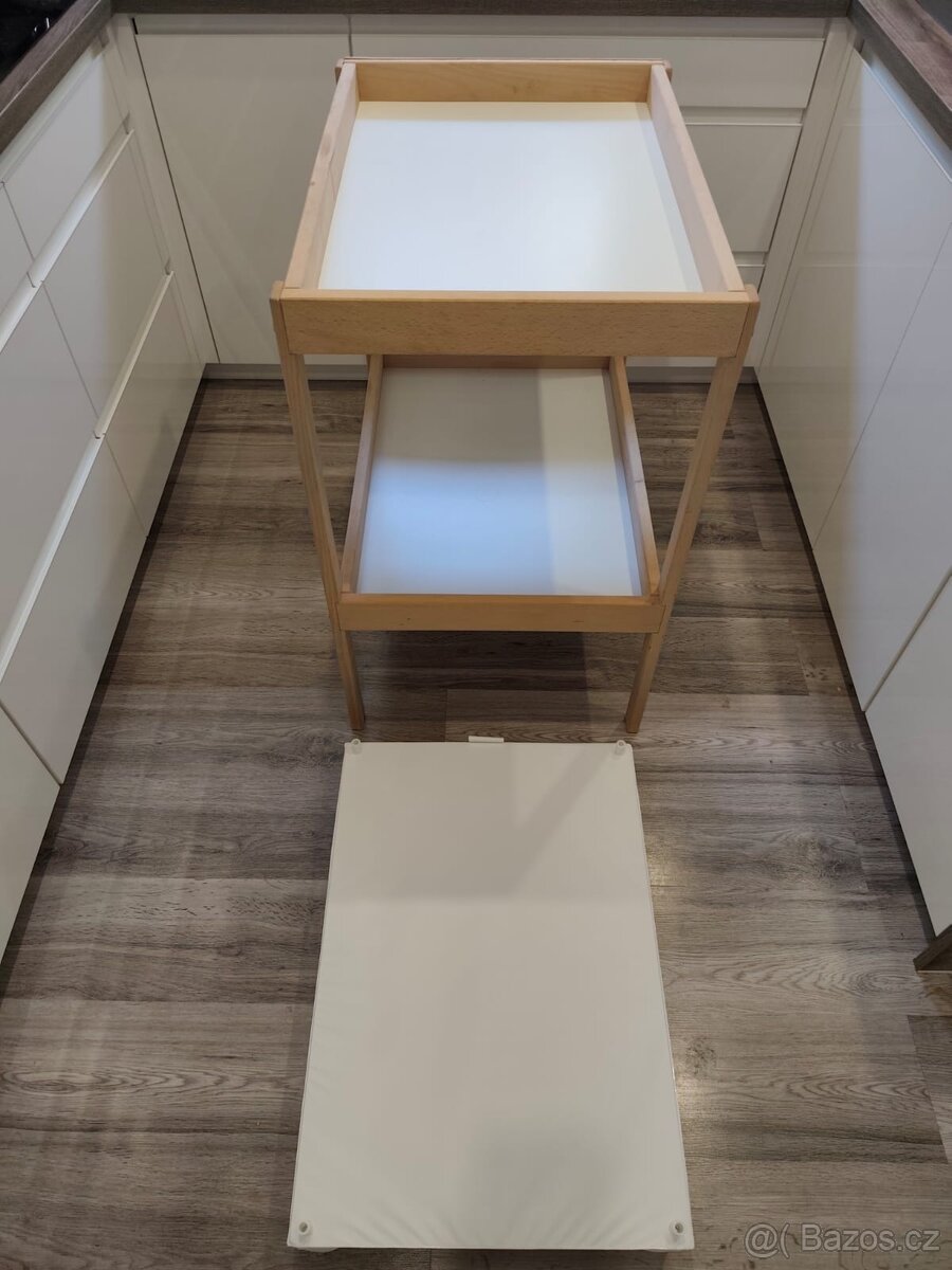 Přebalovací stůl, tvrdá přebalovací podložka, úložné koše - 5