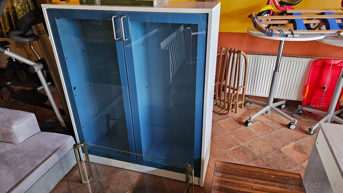 Prosklená obýváková vitrína. - 5