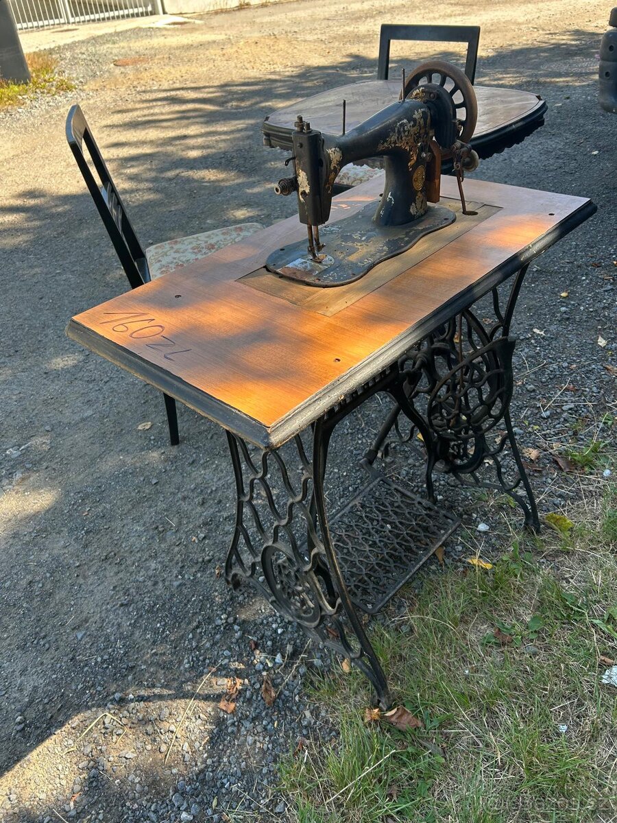 Starý šicí stroj - 5
