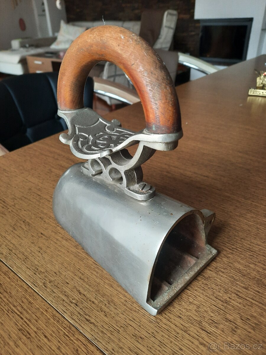 stará žehlička s ozdobou, krásná - 5