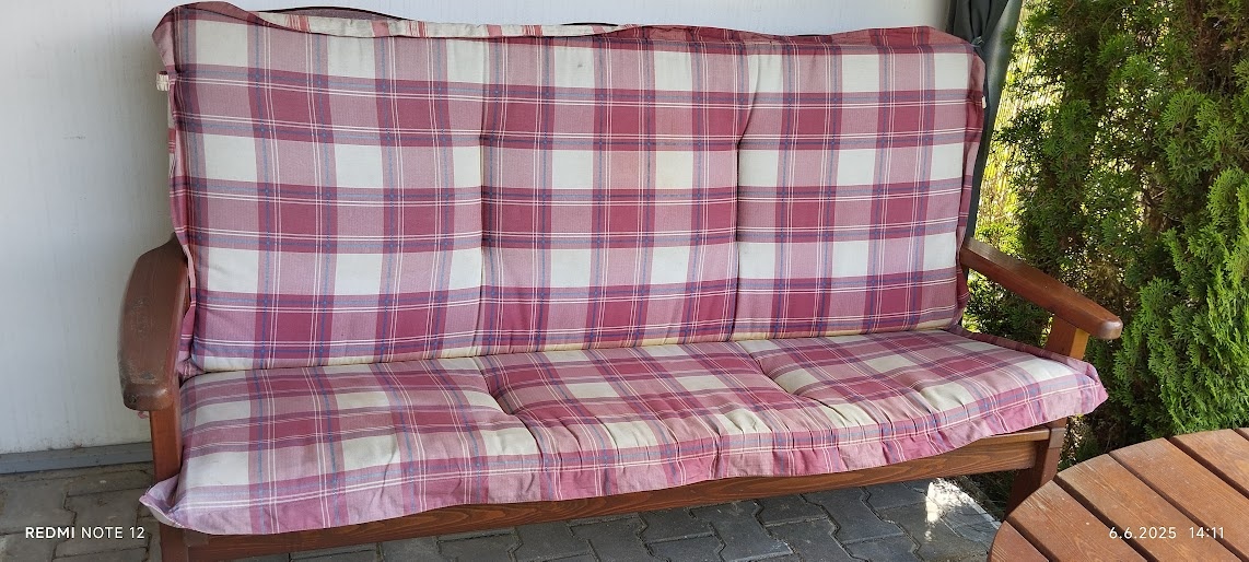 Dřevěný stůl a lavice - 5