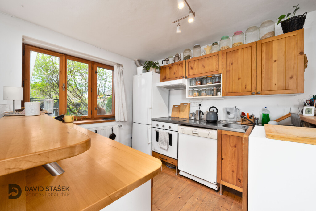 Prodej obrovského domu s různými způsoby využití hned nad Pa - 5