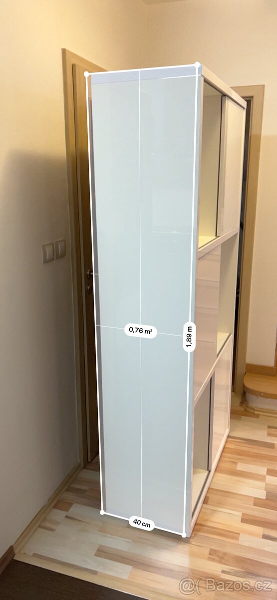 Velká bílá lesklá knihovna s posuvnými dveřmi - 5