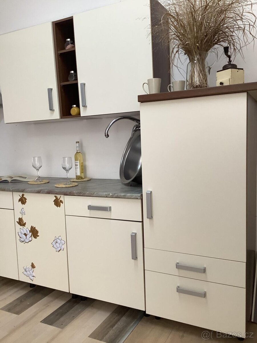 Světlá moderní kuchyně IRMA - 5