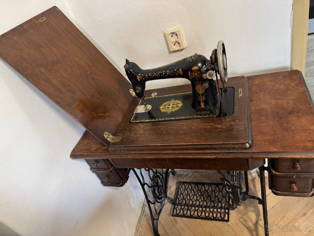 Šicí stroj Singer a kredenc - 5