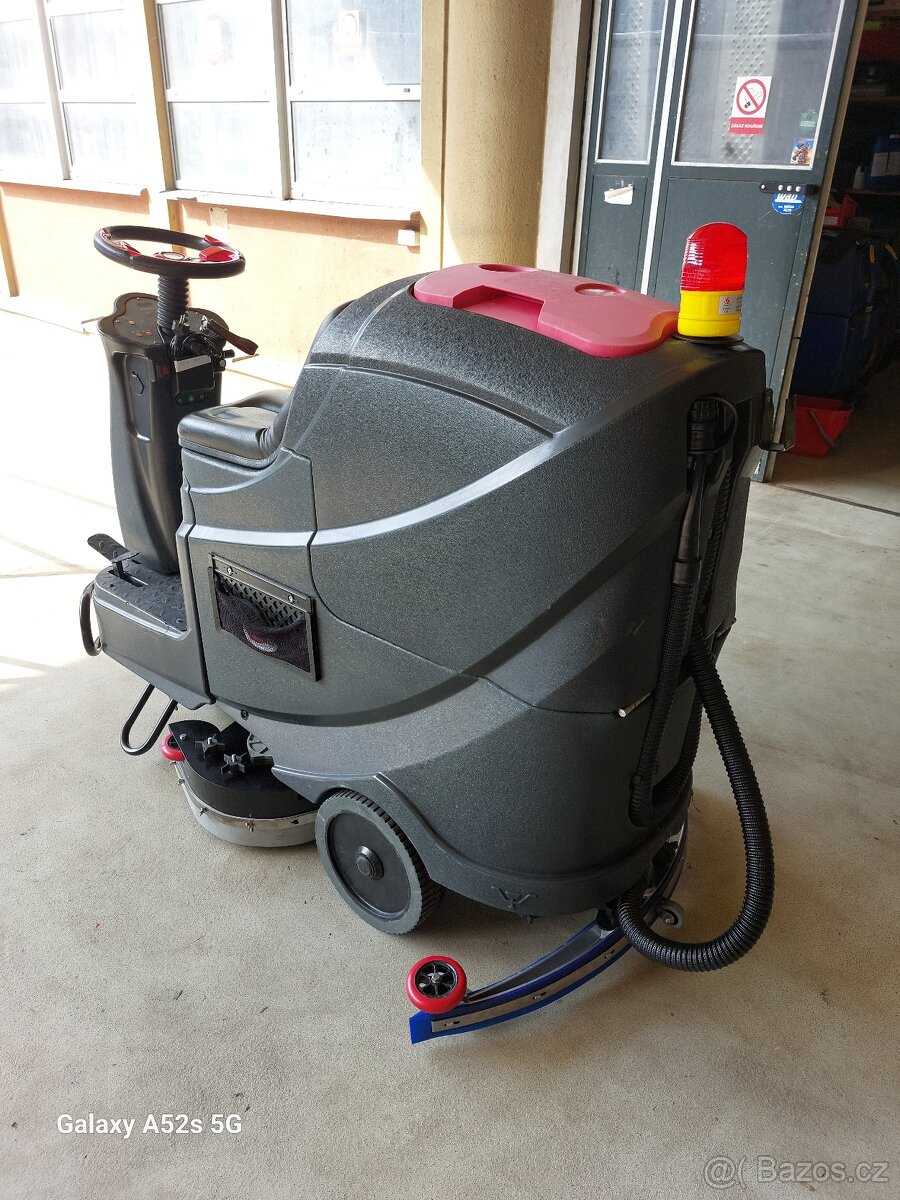 Podlahový mycí stroj Nilfisk Viper AS 710R se sedící obsluho - 5