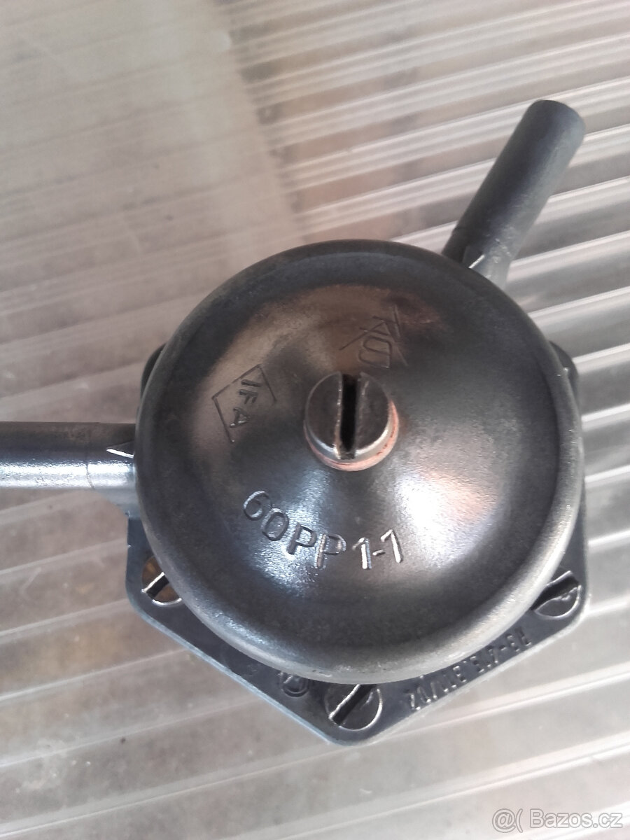 Wartburg - benzínová pumpa, kryt termostatu,spínací skříňka - 5