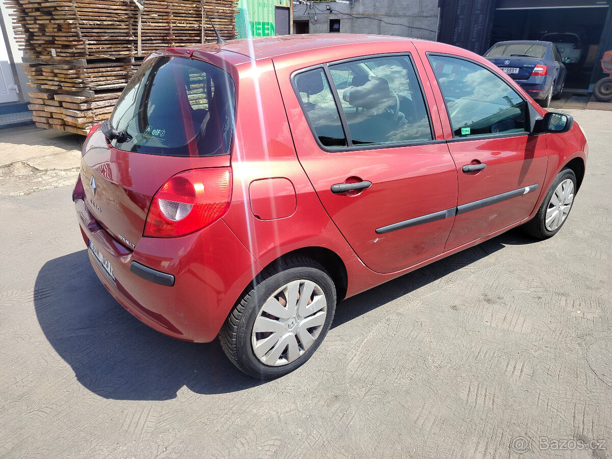 Prodám RENAULT CLIO III 1.2 BENZÍN 48kW - 5