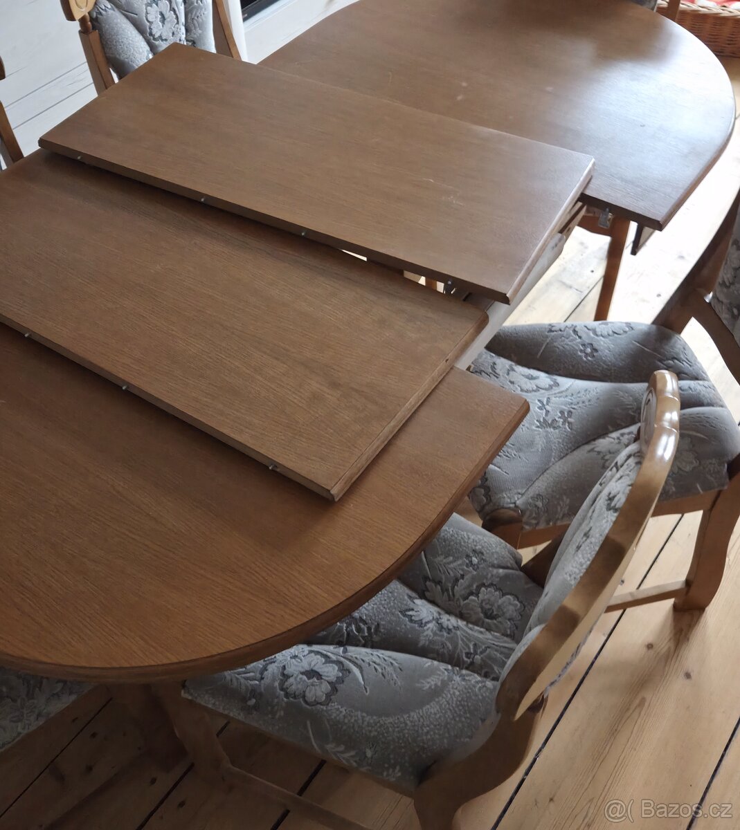 Dřevěný rozkládací stůl, 6 židlí. - 5