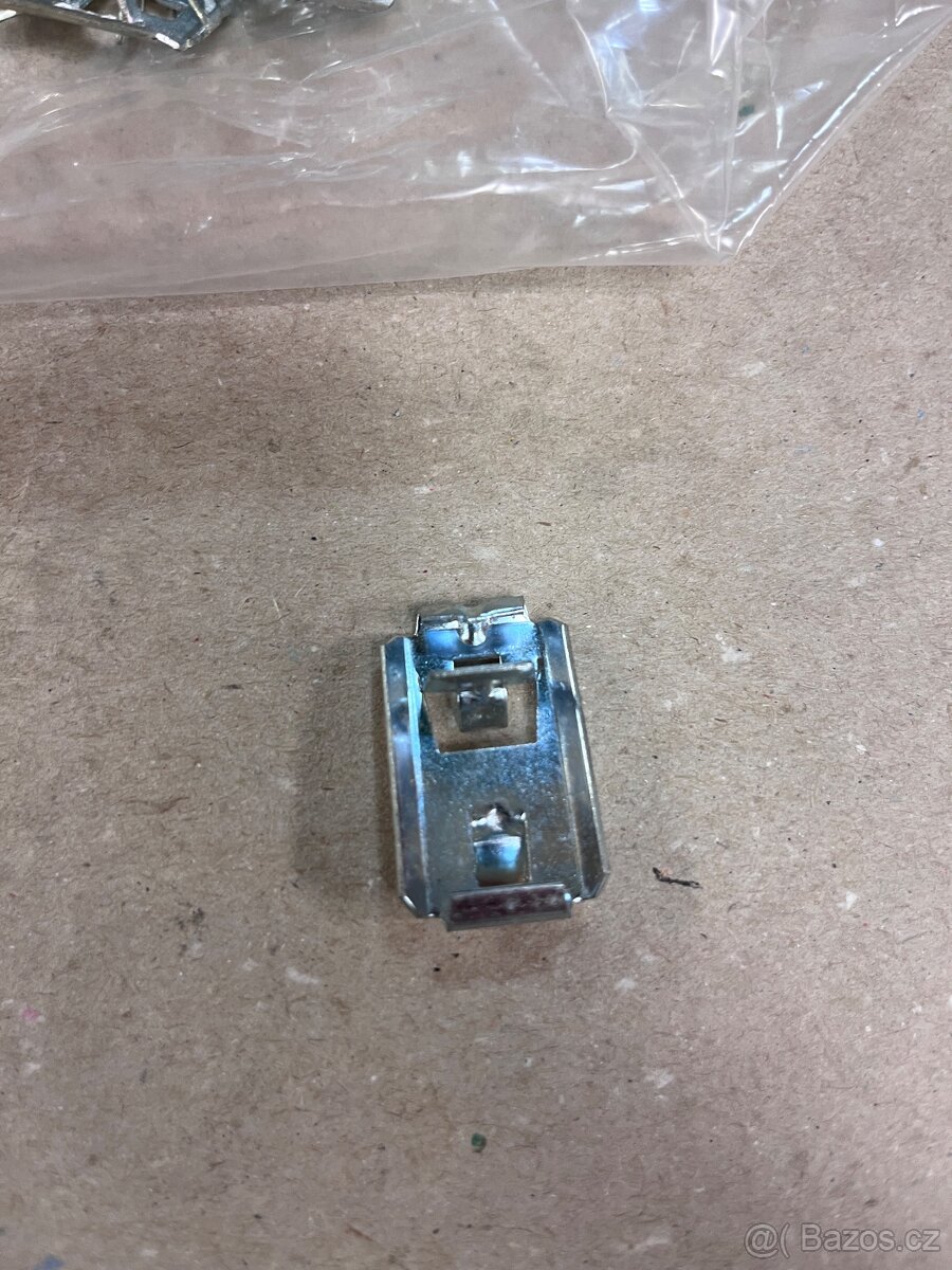 Fiat 850, 125 úchyty prahových lišt - 5