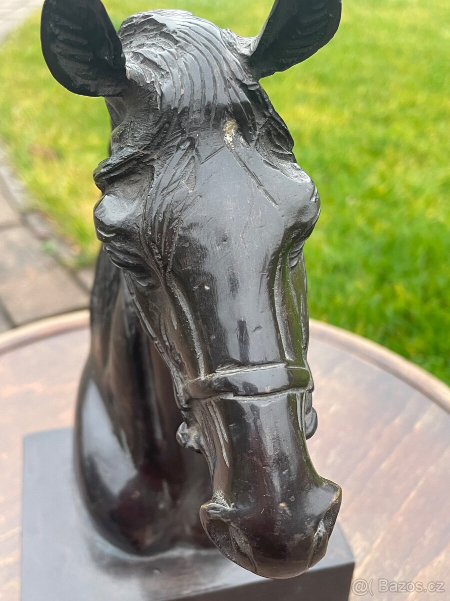 stará bronzová socha kôň - 5