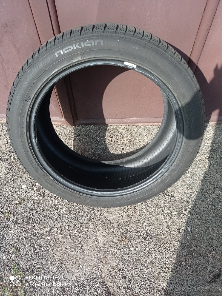 Prodám zimní pneu Nokian 235 x 45 R18 98V XL - 5