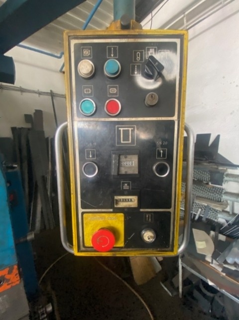 Rok 1992 a ohraňovací lis CTO 250 A/4000 na prodej - 5