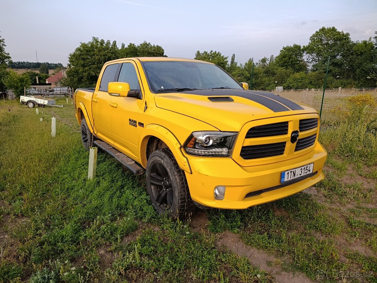 Dodge RAM 1500 najeto 53000km
