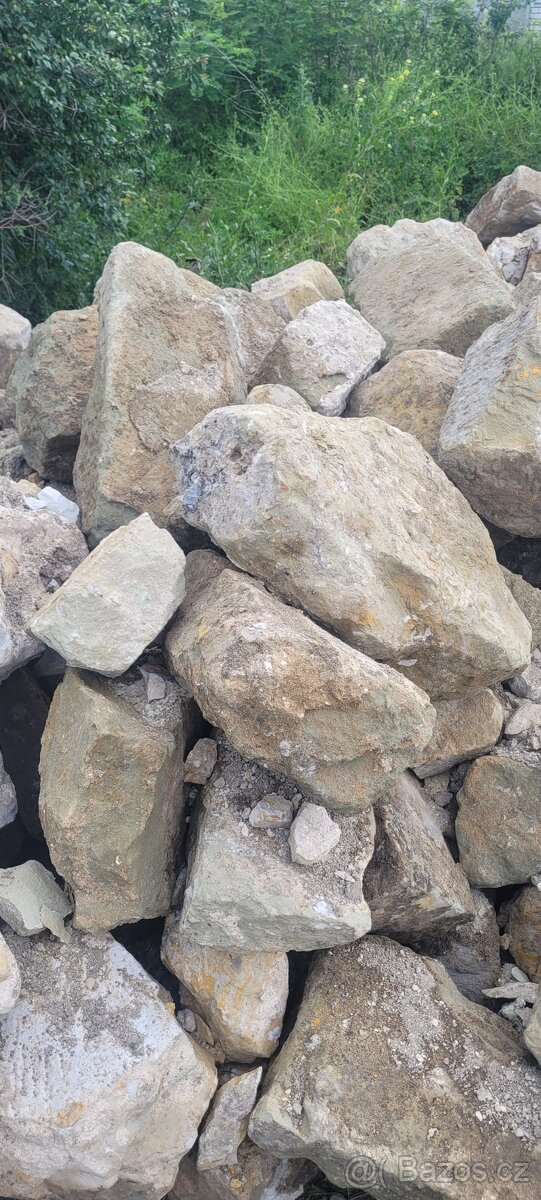 pískovec - kameny velké a kvádry ze staré zdi - 5