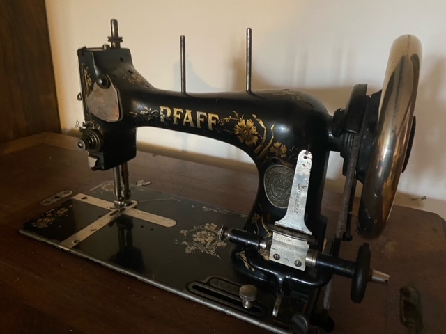 Starožitný šicí stroj PFAFF - 5