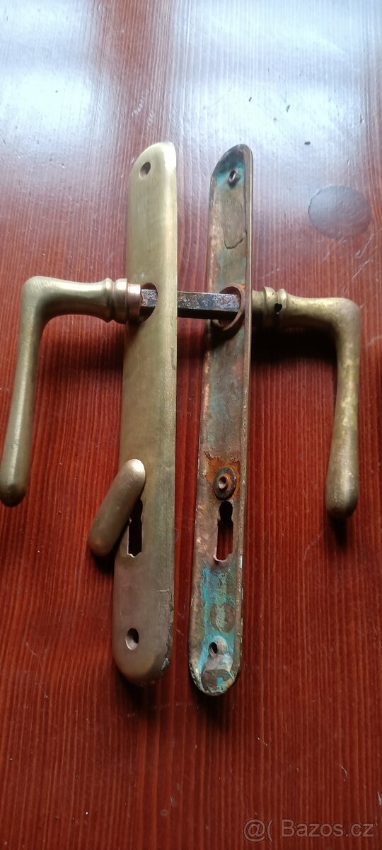 Mosazné kování , kliky, štítky na dveře.4x - 5