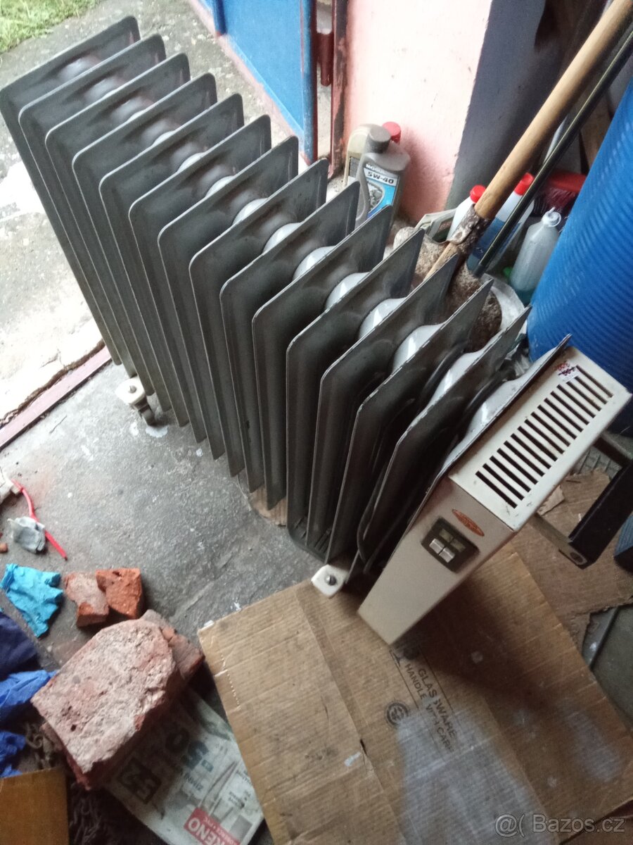 Skříně + noční stolky + stoly + topení - 5