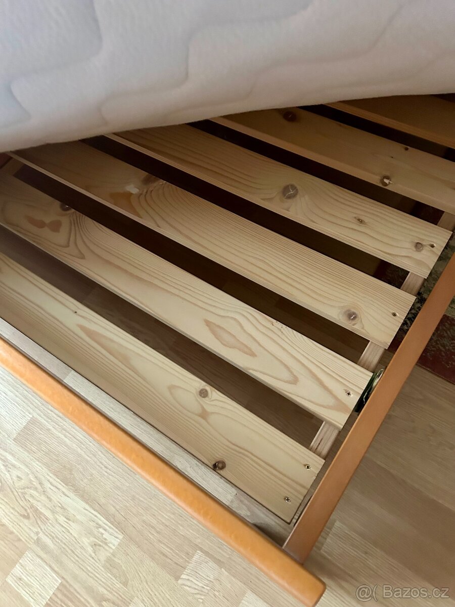 Manželská masivní postel s komodou a nočními stolky - 5