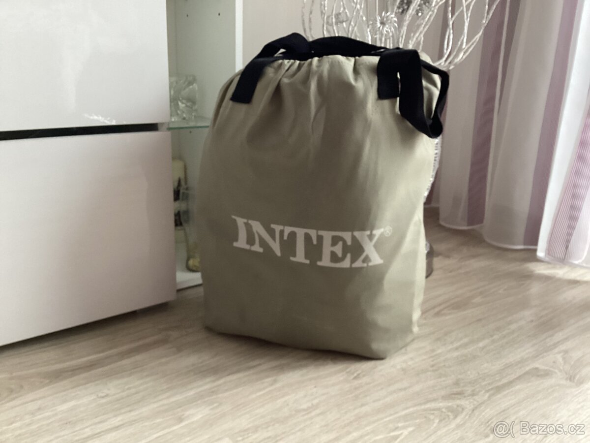 Nafukovací matrace Intex s elektrickou pumpou. - 5