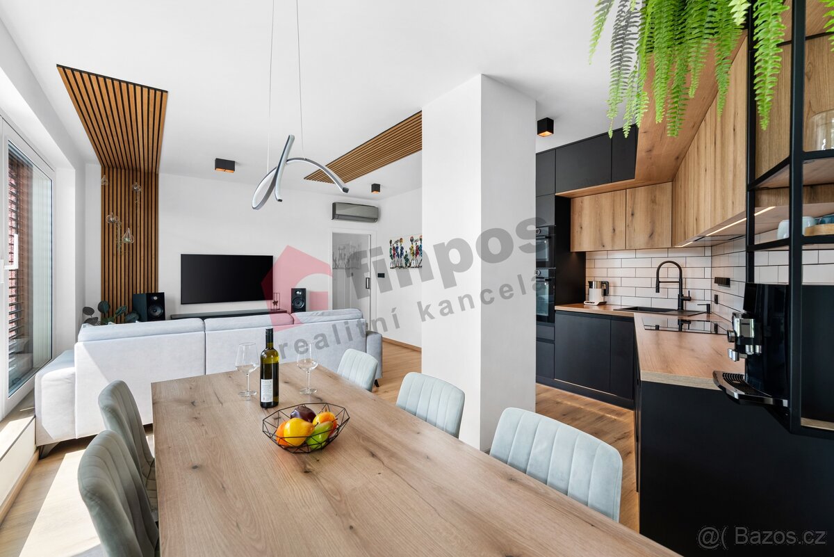 Prodej bytu 3+kk 73 m2 s terasou 71 m2 a dvě garážová parkov - 5