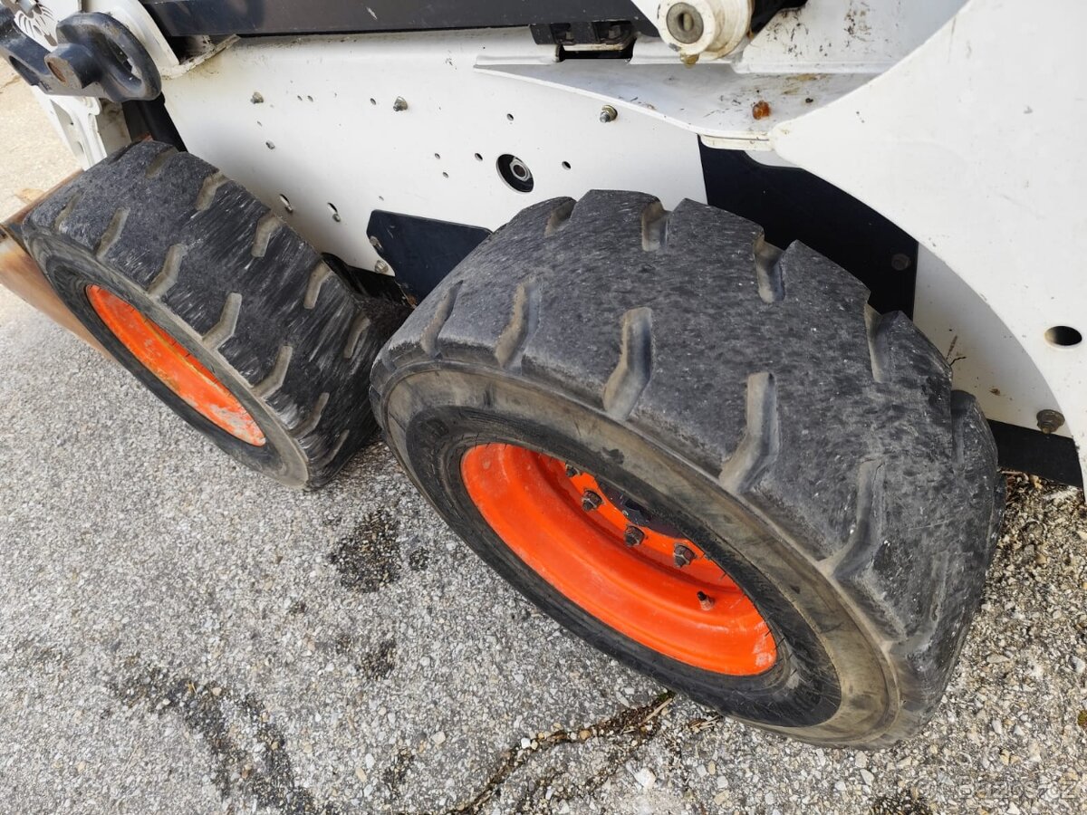 Šmykem rizený nakladač Bobcat S185. ŠPZ. - 5
