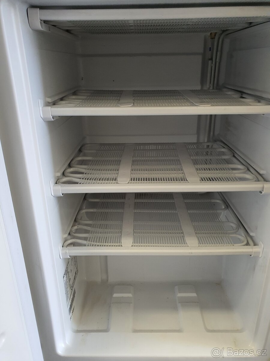 praktický úzký 55cm mrazák třída A+ - 5