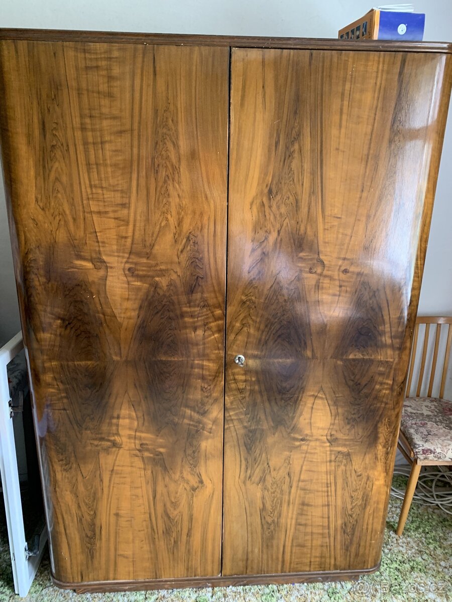 Postel, noční stolky a skříně - 5