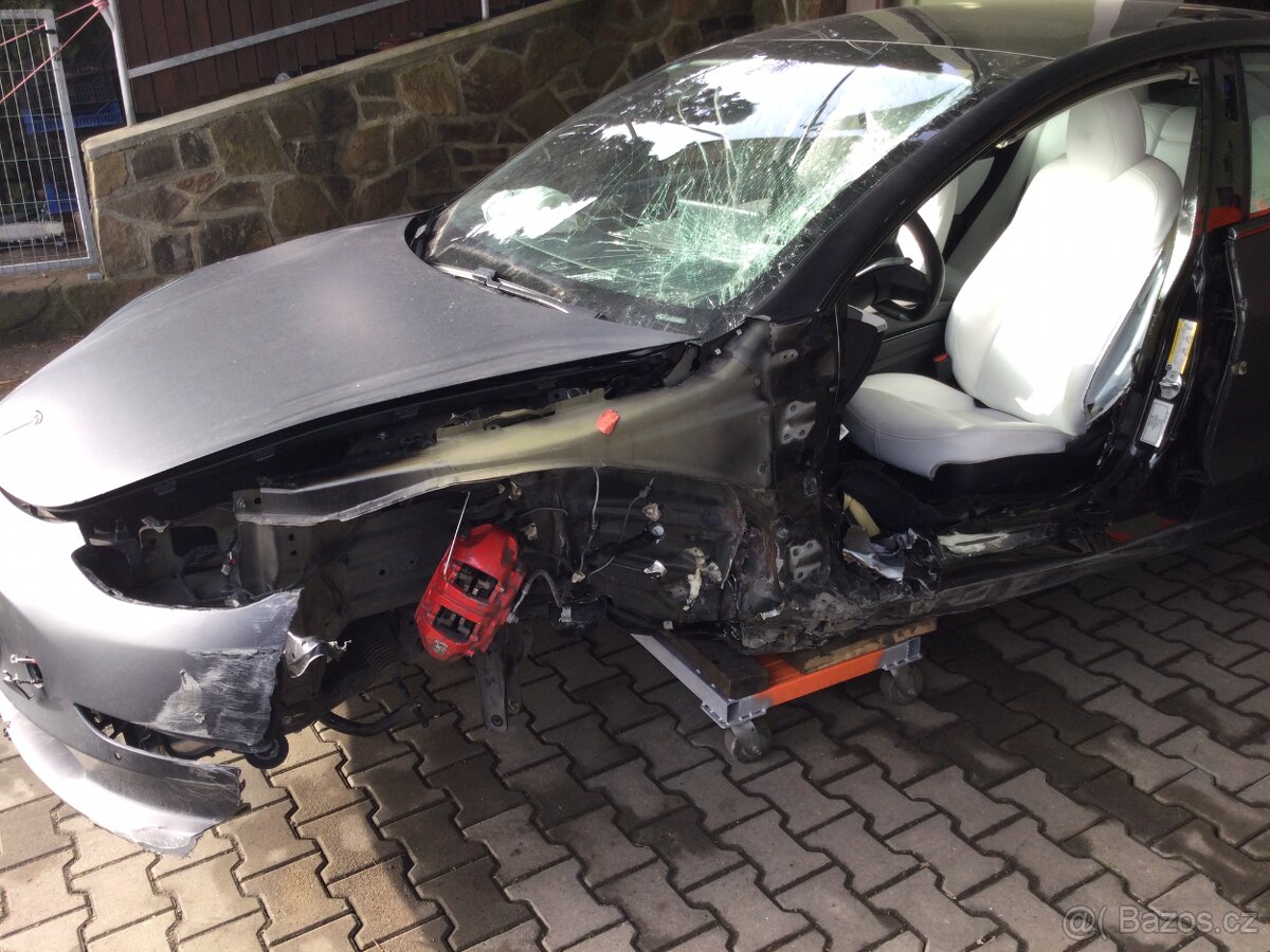 Tesla model 3 - 5