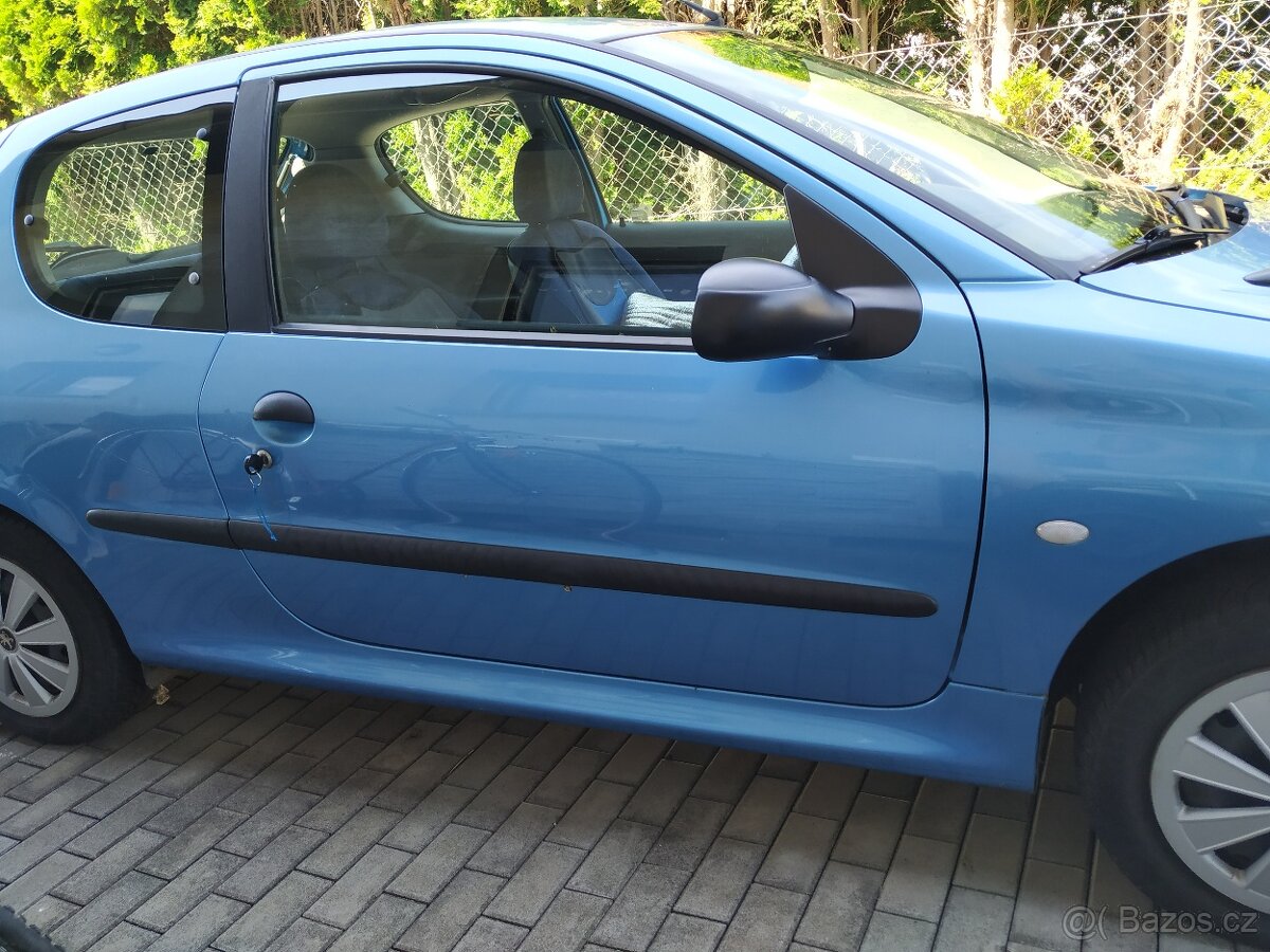 Modrý Peugeot 206, 44 kW, 1 124 ccm - 5