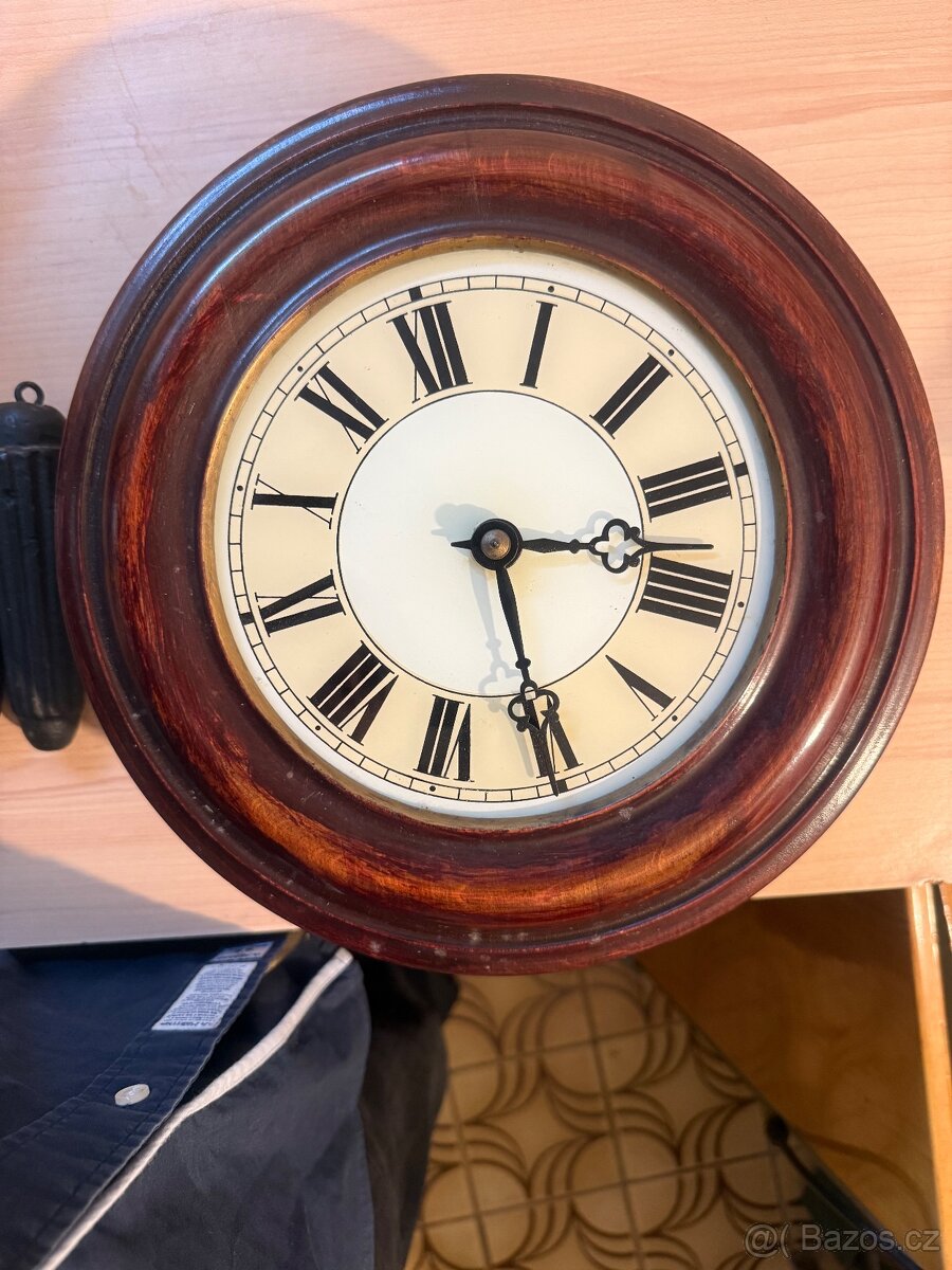 Nástěnné kyvadlové hodiny v kruhovém profilovaném rámečku - 5