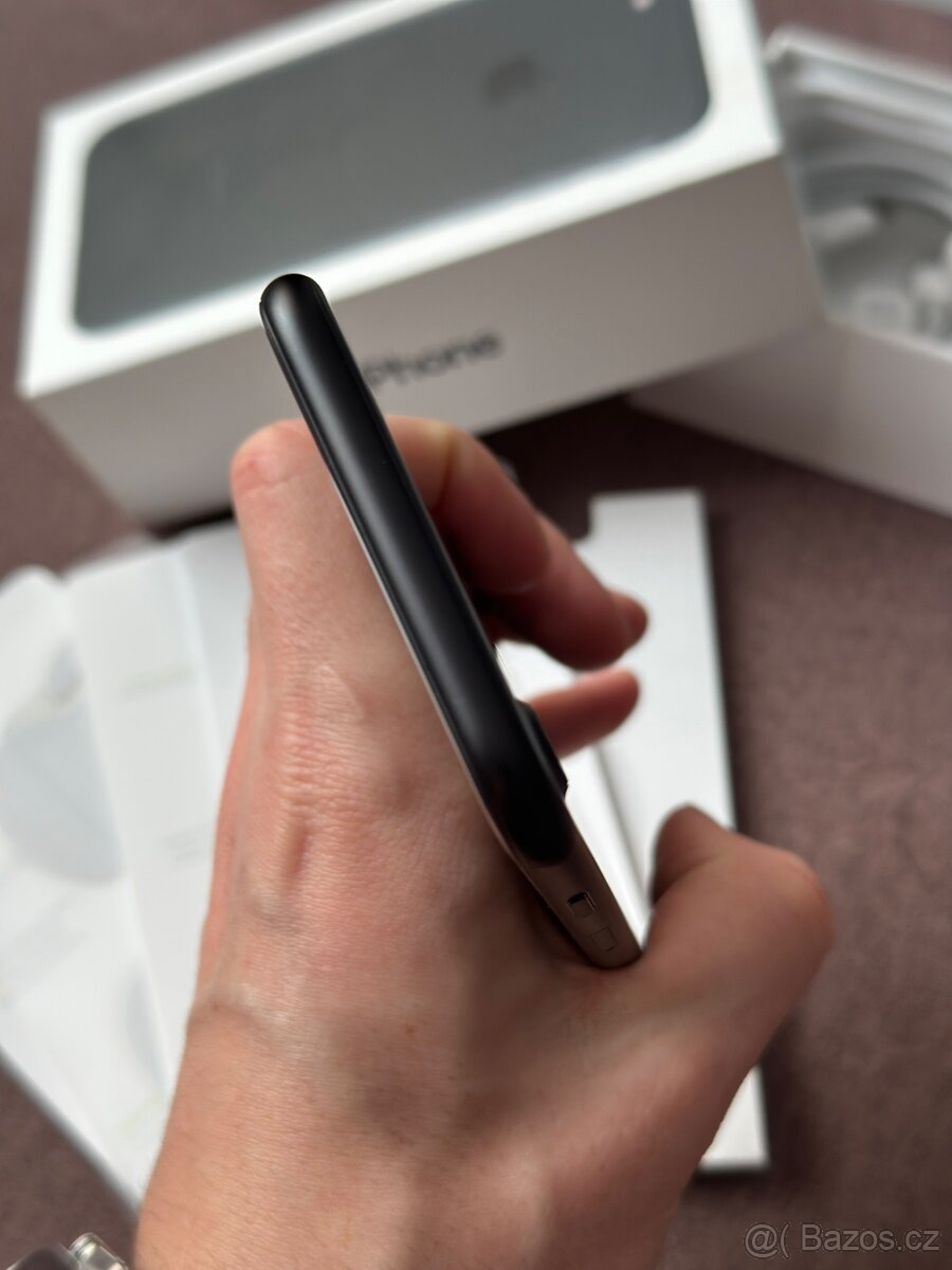 Apple iPhone 7 Black 32GB - 5