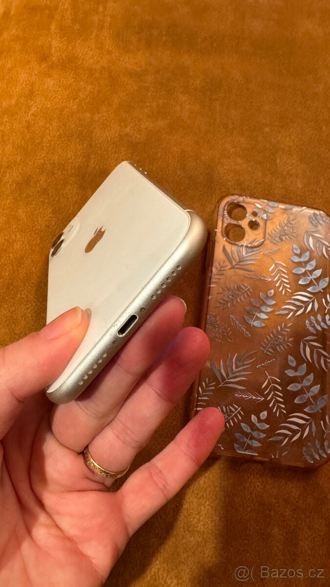 IPhone 11 64GB bily, pěkný stav - 5