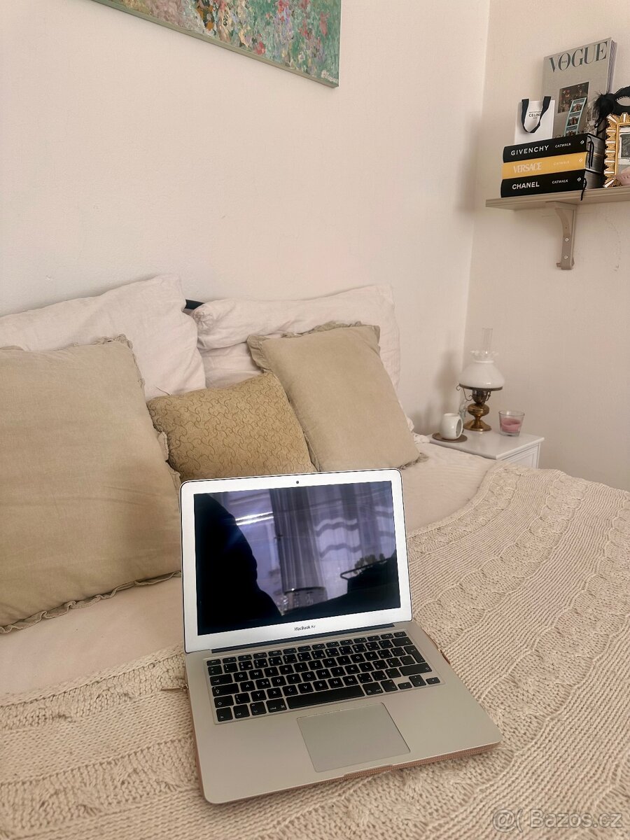 Macbook Air 13-palcový (2017) - 5
