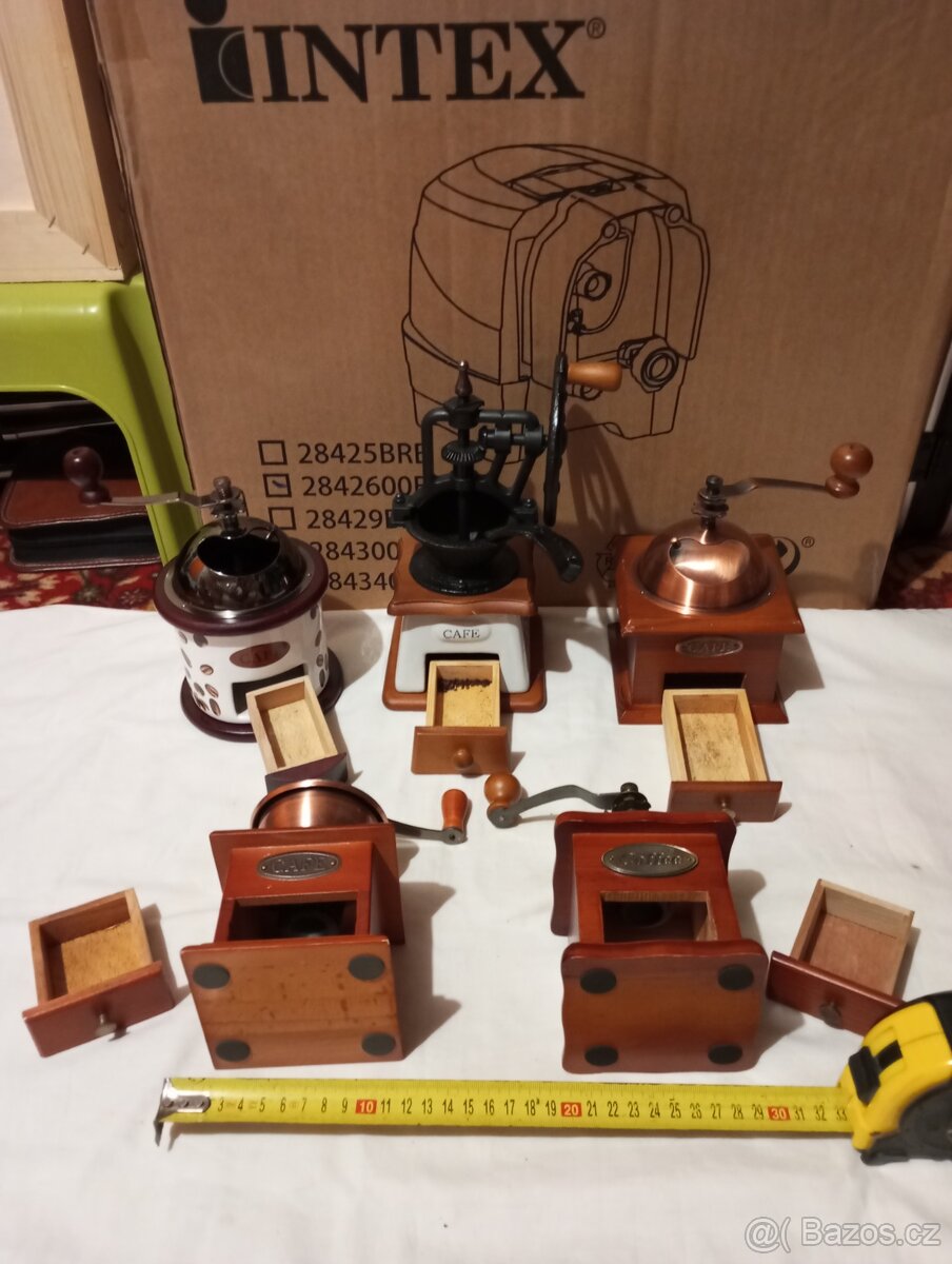 Mlýnky na kávu 18 ks + 2 ks dóz + korbel atd. - 5