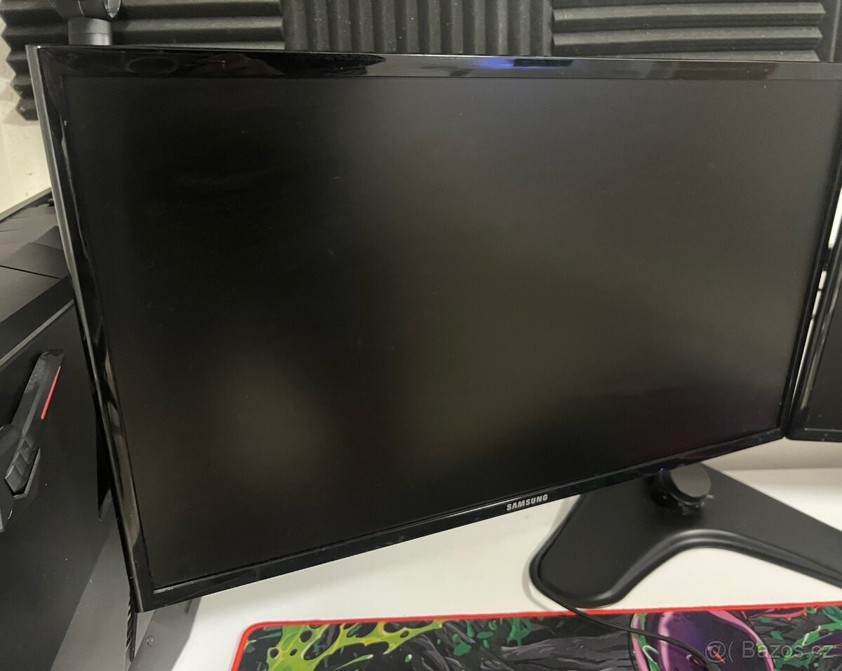 2x Samsung monitory společně s držákem - 5