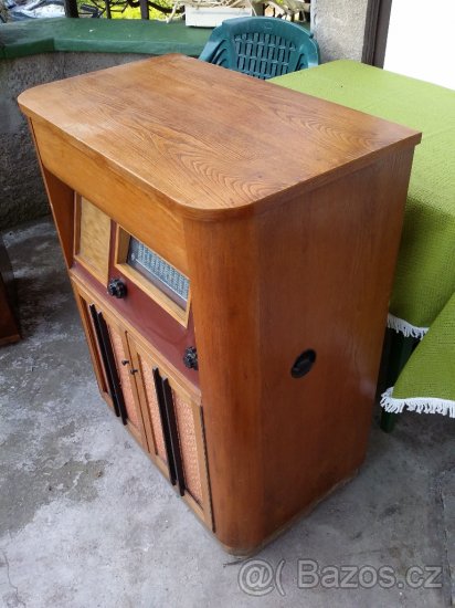 Skříňka s radiopřijímačem RV75 a s gramofónem z let 1939-40 - 5