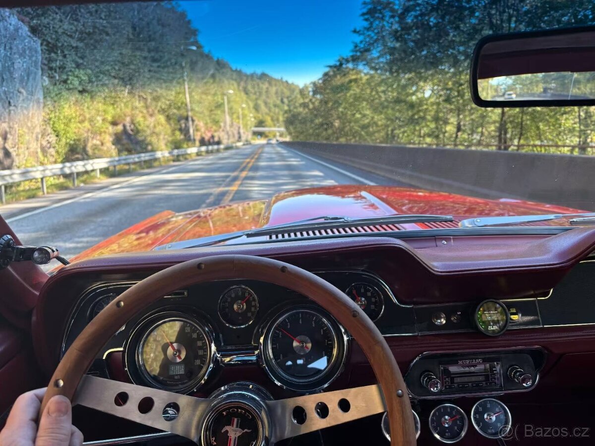 Krásný Ford Mustang Fastback z roku 1967 - 5