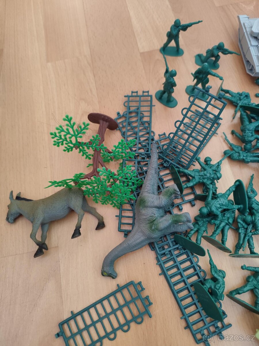 SOUBOR VOJENSKÝCH MINIATUR - 5