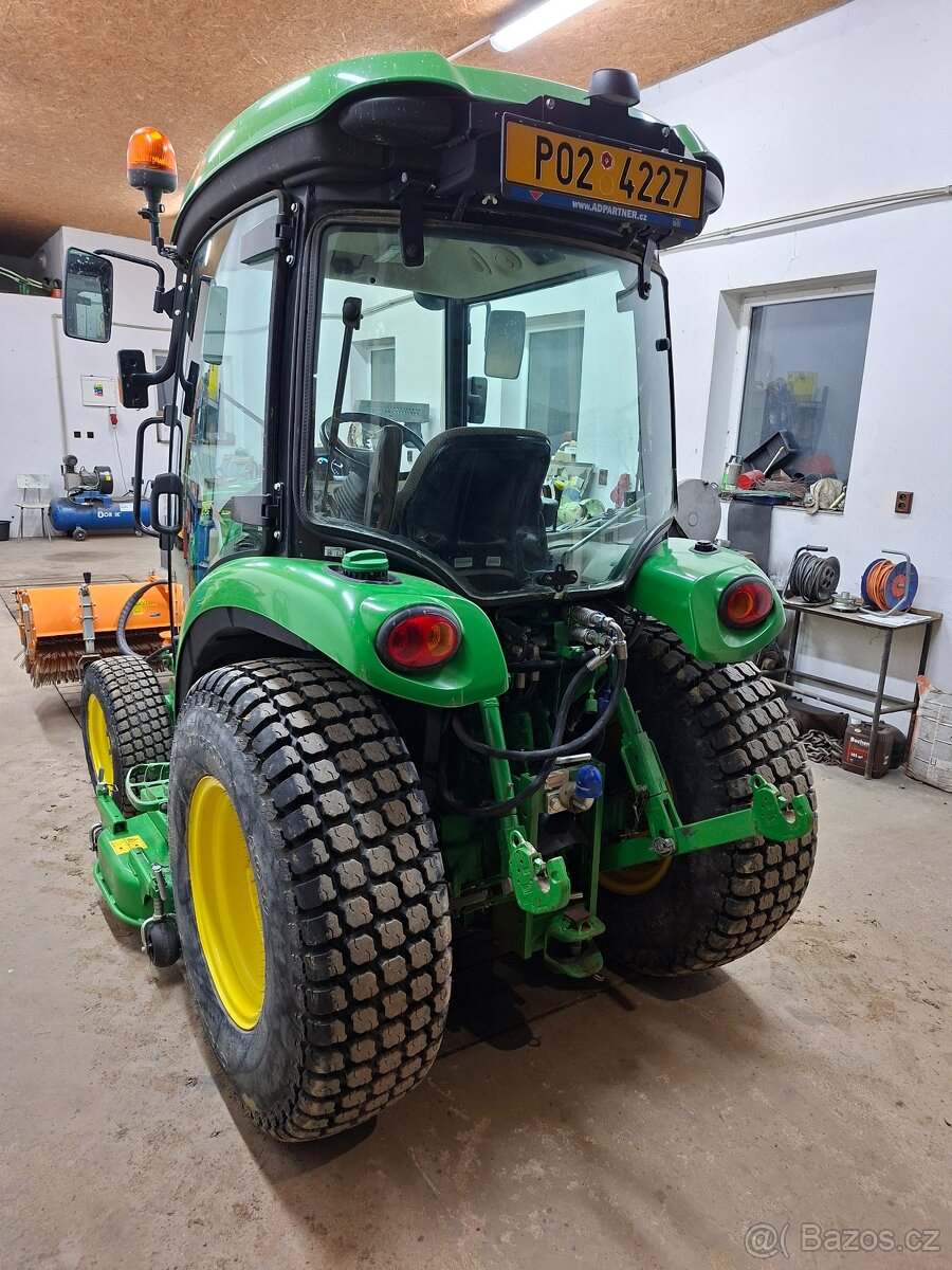 Traktor John Deere 3039R - 5