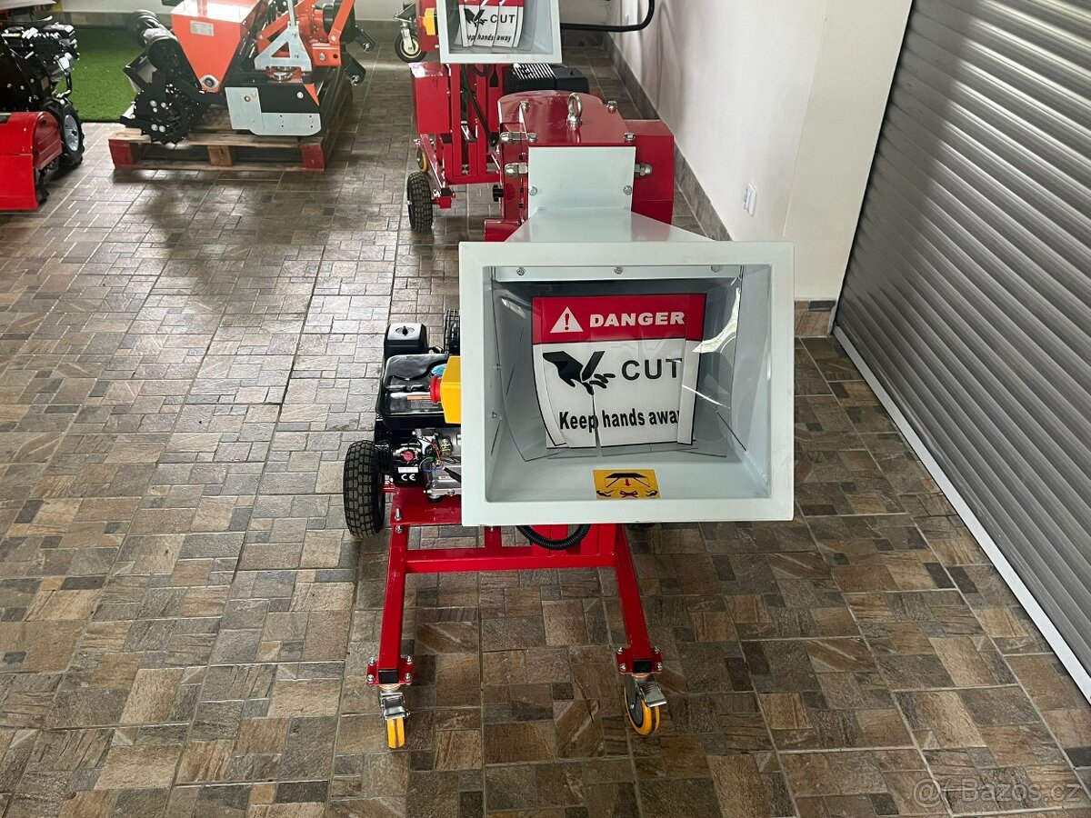 Motorový špalíkovač a drtič větví PORTOS 03 - 5