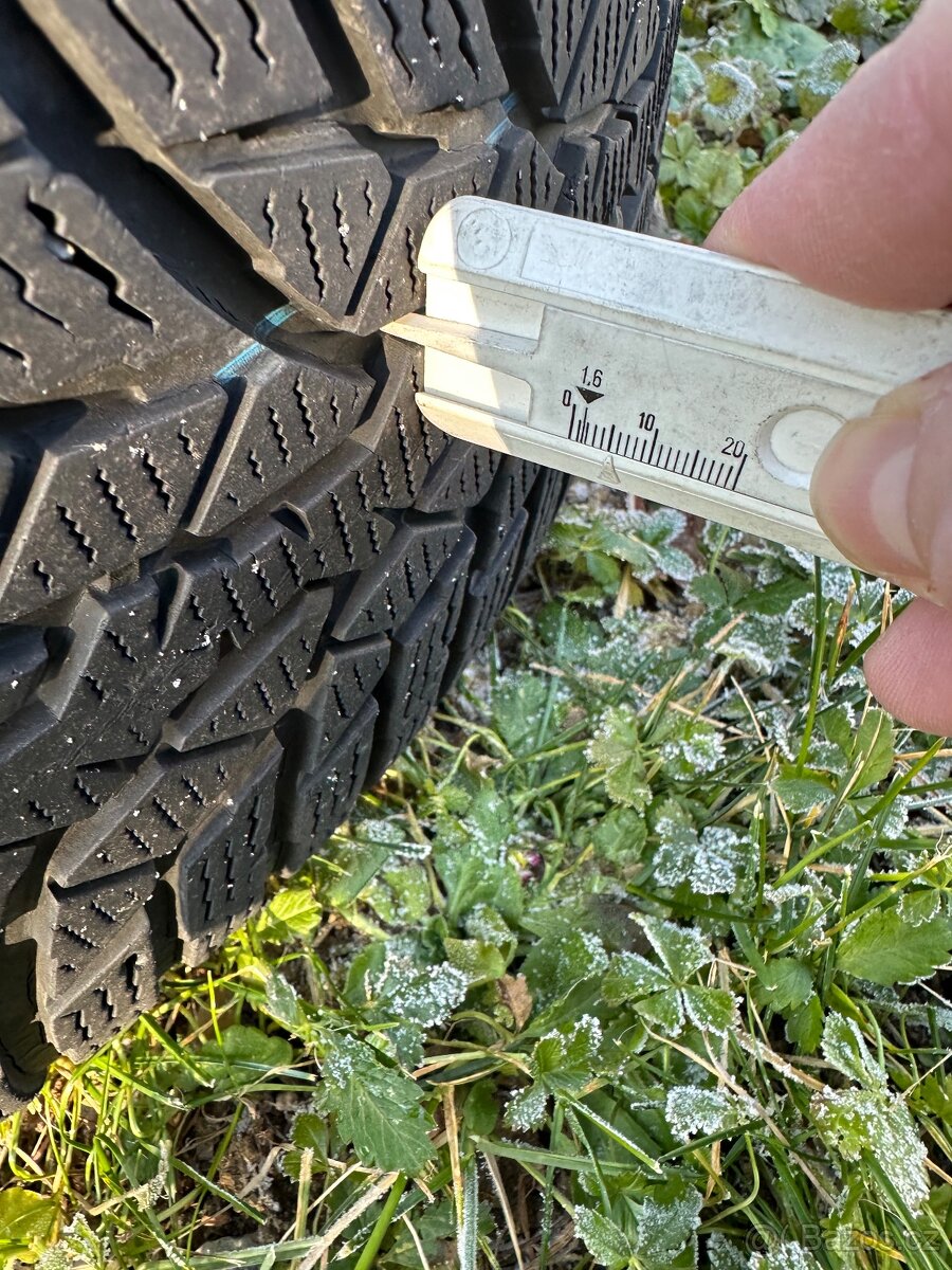 Prodám sadu ALU kol Dezent 17“ se zimními pneu Nokian - 5