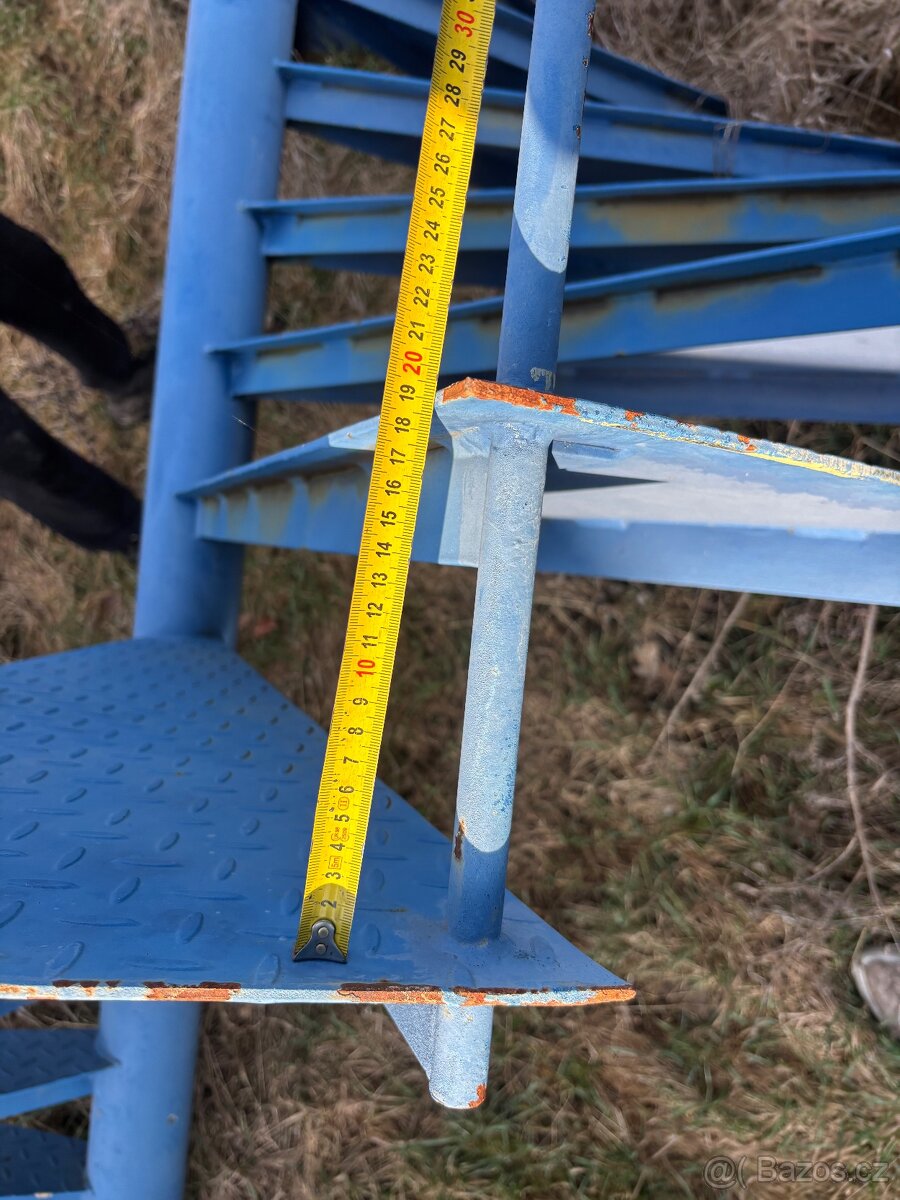 Kovové točité schodiště - 5